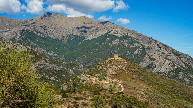 La strada che va da Ile Rousse ad Ajaccio passando per Corte si inerpica lungo alti pendii e aggira il Monte Cinto attraversando piccoli borghi di case in sasso
