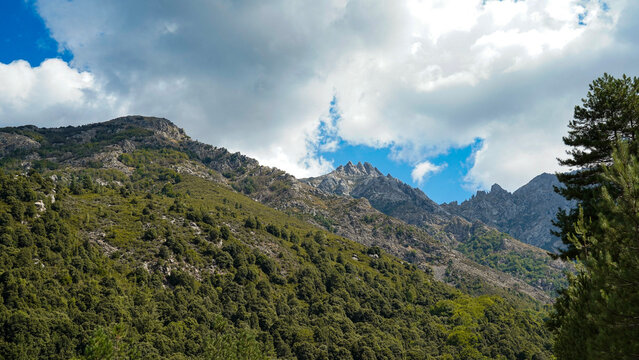 La strada che va da Ile Rousse ad Ajaccio passando per Corte si inerpica lungo alti pendii e aggira il Monte Cinto attraversando piccoli borghi di case in sasso