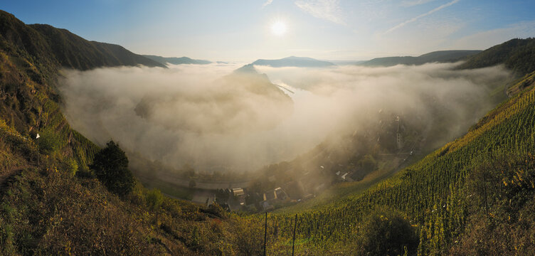 Germany, Rhineland-Palatinate, Fog in valley of Moselle loop at sunrise