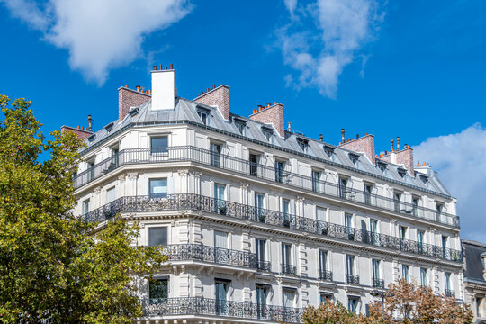 Fa&ccedil;ades d'immeubles r&eacute;sidentiels parisiens anciens de style classique. Concept de march&eacute; immobilier d'habitation pour les logements anciens en France et &agrave; Paris