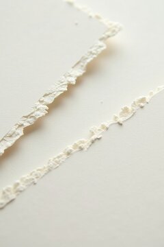 Primer plano de los bordes de un papel, textura visible, fondo minimalista
