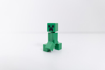 Naklejka premium Lego minecraft creeper mini-figure shot isolated on a white background. Bradford, UK Oct 2 2026