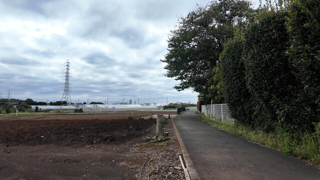 畑と道路が続く港北ニュータウン近郊の風景 - 横浜市, 神奈川県, 日本