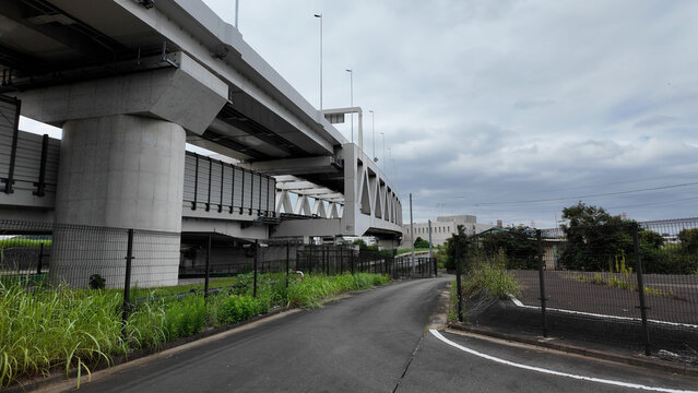 新羽町から見上げる首都高速横浜北線の大熊川トラス橋と道路 - 横浜市, 神奈川県, 日本