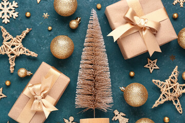 Obraz premium Beautiful composition with decorative Christmas tree, gifts and balls on blue background, closeup