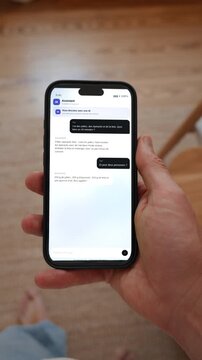 An AI assistant chat suggests a quick recipe from three ingredients the user has at home. Point of view shot in vertical format with the phone held in the hand. Interface in French.
