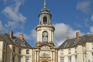 Obraz premium The ornate clock tower and dome of the historic Town Hall building under a clear sky in Rennes, France.