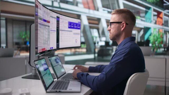 Bank Operations Manager Monitors Real-time Payment Settlement