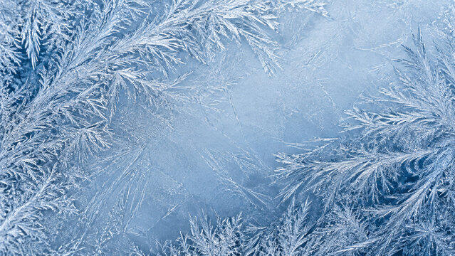Fond abstrait de cristaux de givre sur surface froide