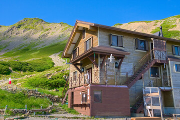 長野県の南アルプス、仙丈小屋と仙丈ヶ岳 © ATbonobo