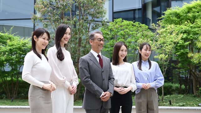 屋外で並ぶビジネスパーソン5人のポートレート