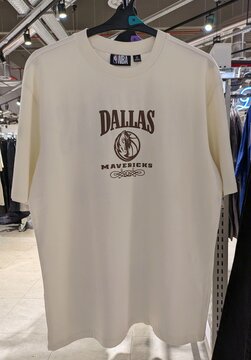 Camiseta de manga corta del club de baloncesto de la NBA Dallas Mavericks en tienda Primark de Madrid, Espa&ntilde;a, 3 de julio de 2026
