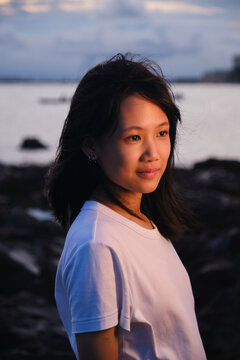 Portrait of a Chinese girl with a seaside background, Smiling