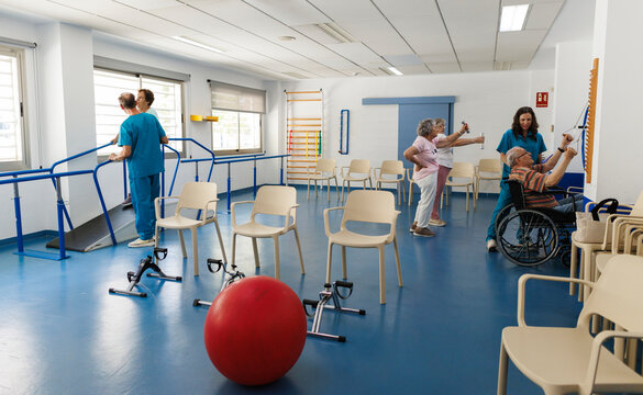 Seniors receiving physical therapy for health recovery
