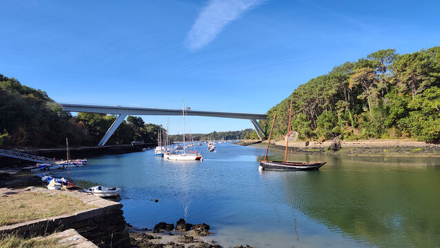 Le pont neuf du Bono (golfe du Morbinan) vu depuis le port