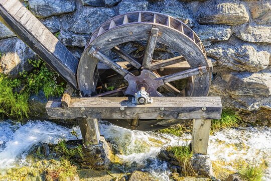 Old mill wheel, historic village centre, Grimentz, Val d'Anniviers, Valais Alps, Canton Valais, Switzerland