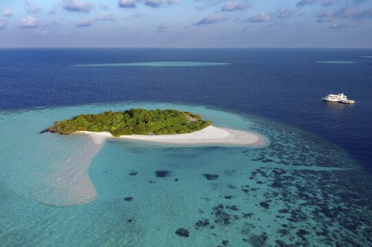 Uninhabited, deserted excursion island with fringing reef and liveaboard, Memu Atoll, Indian Ocean, Maldives