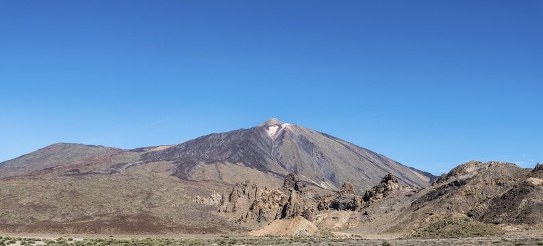 Volcanic landscape, plateau Llano de Ucanca with Mt Pico del Teide, 3718m, Parque Nacional de las Ca&ntilde;adas del Teide, Teide National Park, UNESCO World Heritage Site, Tenerife, Canary Islands, Spain
