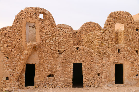 D&eacute;tails architecturaux de maisons traditionnelles en pierre aux formes vo&ucirc;t&eacute;es et volets en bois