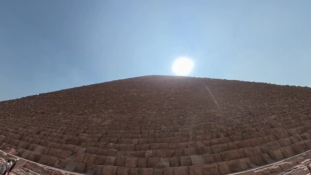 Pir&aacute;mide de Keops bajo un cielo azul y luz solar, Egipto