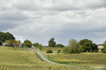 Route secondaire de campagne avant l'arrivée d'un orage près du bourg de Champagne au Périgord Vert (Dordogne-France) © Photocolorsteph