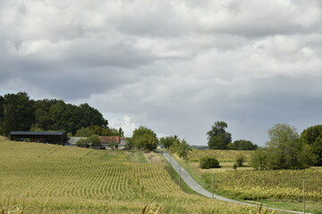 Route secondaire de campagne avant l'arrivée d'un orage près du bourg de Champagne au Périgord Vert (Dordogne-France) © Photocolorsteph