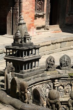 Bain royal aux sculptures de cobras &agrave; Bhaktapur au N&eacute;pal
