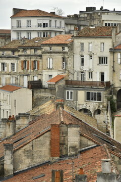 L'architecture archa&iuml;que des vieilles b&acirc;tisses en pierres de plusieurs si&egrave;cles sur une pente de colline &agrave; Angoul&ecirc;me (Charente-France)