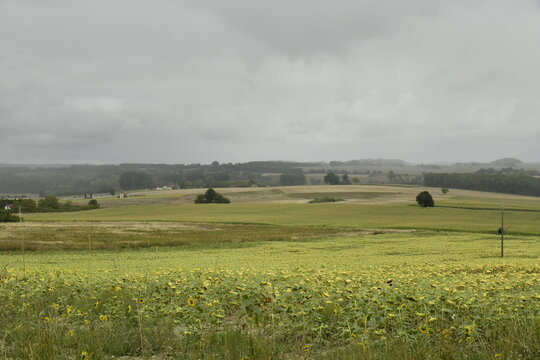 Vue sur un paysage rural par temps de pluie au bourg de Champagne au P&eacute;rigord Vert (Dordogne-France)