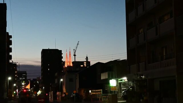 夕暮れの街並みとビル群のシルエット