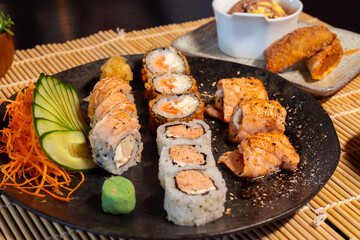 Refeição de sushi com vista zenital em mesa escura com espaço para texto © Matheus