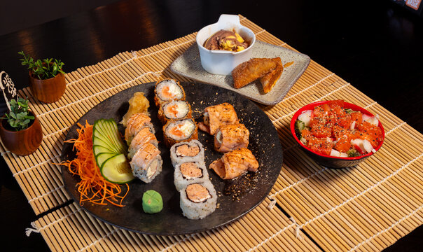 Refei&ccedil;&atilde;o completa de sushi com t&aacute;rtaro de salm&atilde;o e sobremesa