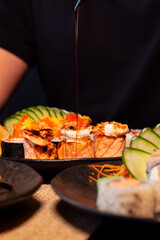 Refeição de sushi com vista zenital em mesa escura com espaço para texto © Matheus