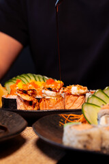 Refeição de sushi com vista zenital em mesa escura com espaço para texto © Matheus