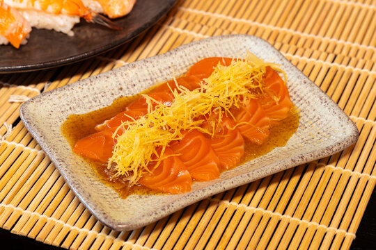 Carpaccio de salm&atilde;o com cobertura de batata palha crocante