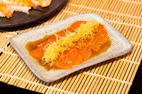 Carpaccio de salm&atilde;o com cobertura de batata palha crocante