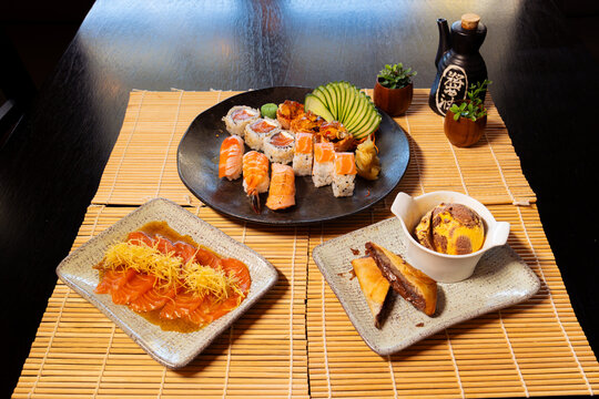 Vista zenital de refei&ccedil;&atilde;o completa de sushi com carpaccio de salm&atilde;o e sobremesa