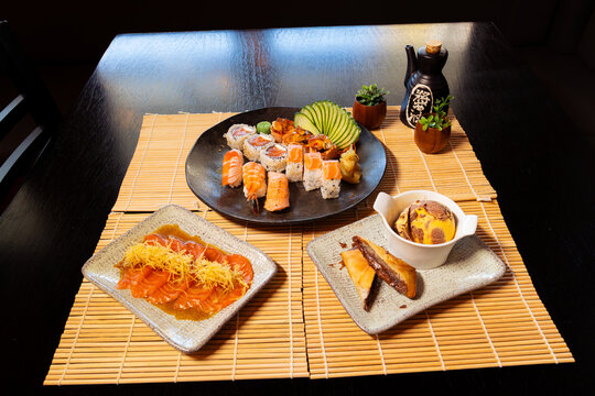 Vista zenital de refei&ccedil;&atilde;o completa de sushi com carpaccio de salm&atilde;o e sobremesa
