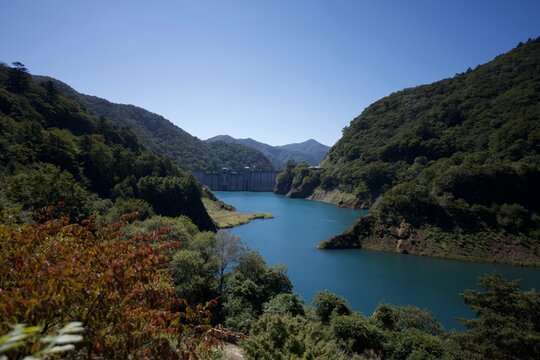 群馬県四万温泉の奥四万湖と四万川ダムの鮮やかな四万ブルー Oku-Shima Lake and Shimagawa Dam with vibrant Shima Blue water in Gunma