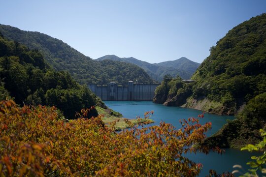 群馬県四万温泉の奥四万湖と四万川ダムの鮮やかな四万ブルー Oku-Shima Lake and Shimagawa Dam with vibrant Shima Blue water in Gunma