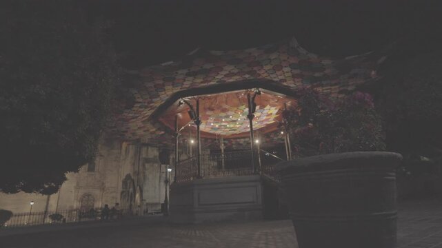 Techo decorativo de kiosco tradicional iluminado en Yuriria, Guanajuato