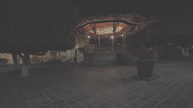 Vista frontal de kiosco tradicional iluminado de noche en Yuriria, Guanajuato