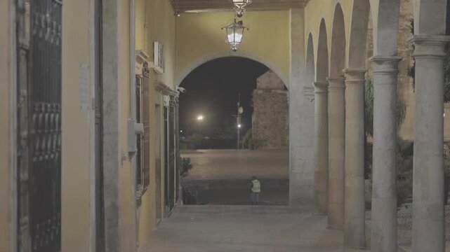 Corredor con arcos y arquitectura tradicional de noche en Yuriria, Guanajuato