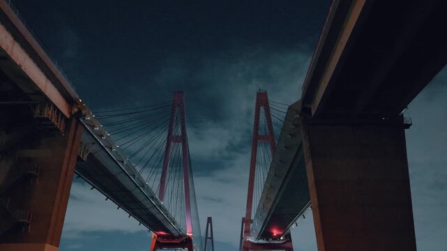 夜空の下で下から見上げる名港トリトン、奥行きのあるパースと迫力ある橋の夜景