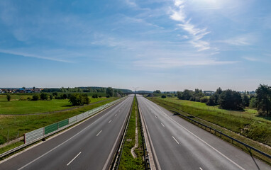 Fototapeta premium Panorama autostrady w porze letniej na tle lekko pochmurnego nieba w zachodniej Polsce