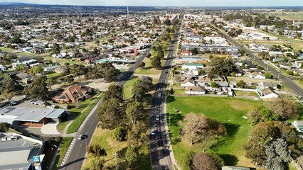 Naklejka premium Bairnsdale, Victoria, Australia – 4K aerial drone view of regional city centre, Main Street, roundabouts, residential areas and East Gippsland countryside