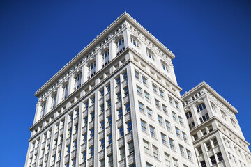 Fototapeta premium Classic white architectural skyscraper against a clear blue sky