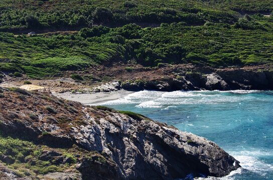 Cala Selvaggia con Spiaggia Isolata Circondata da Scogliera Rocciosa e Macchia Mediterranea