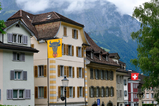 Altdorf UR mit traditioneller Uri-Fahne vor imposanter Bergkulisse in den Schweizer Alpen