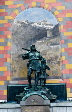 Das ber&uuml;hmte Wilhelm Tell Denkmal von Richard Kissling vor historischem Wandgem&auml;lde in Altdorf, Kanton Uri, Schweiz
